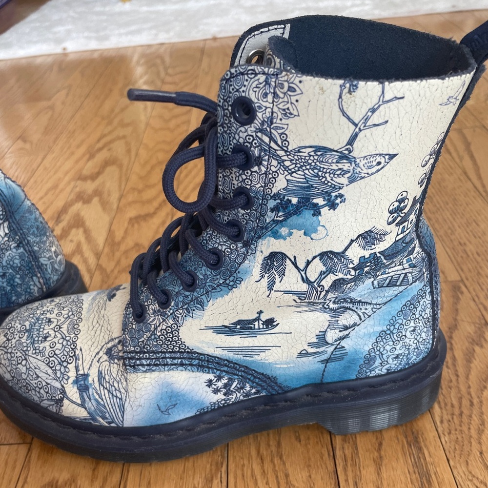 RARE Dr. Martens Pascal Willie Cristal Boots, Blue/White China Scene